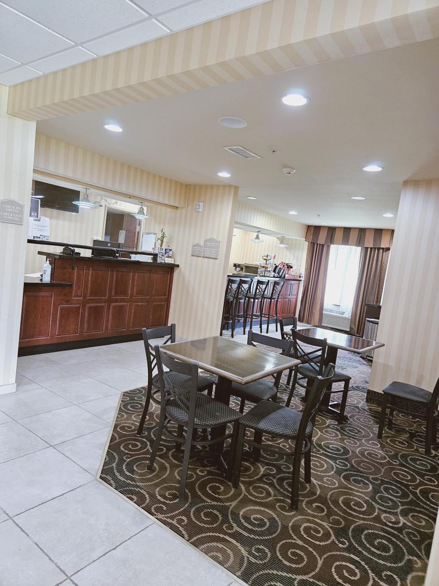 Cobblestone Inn & Suites - Bloomfield Exterior foto